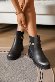 Bottines en cuir avec détail métallique et semelle crantée