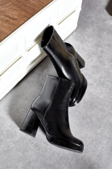 Bottines à talon épais en cuir noir verni